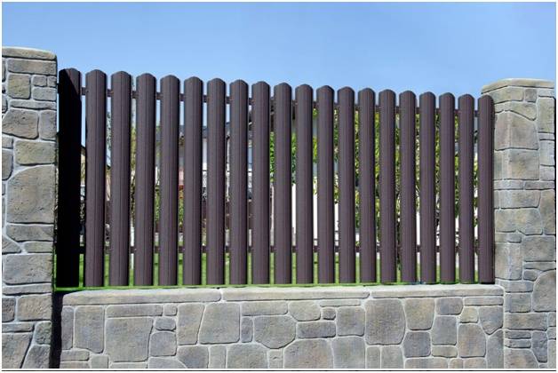 Покрашенный евроштакетник, установленный на забор своими руками