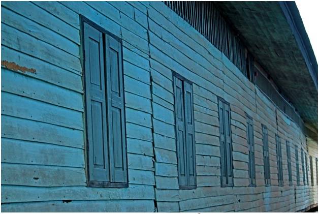 деревянный дом можно сделать красивым при помощи обшивки фасада профнастилом